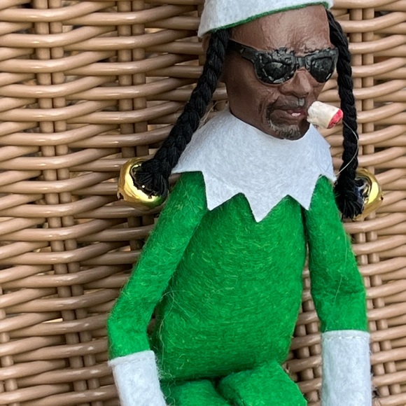 BRAND NEW SNOOP ON A STOOP ELF CHRISTMAS DECORATION - Picture 4 of 4